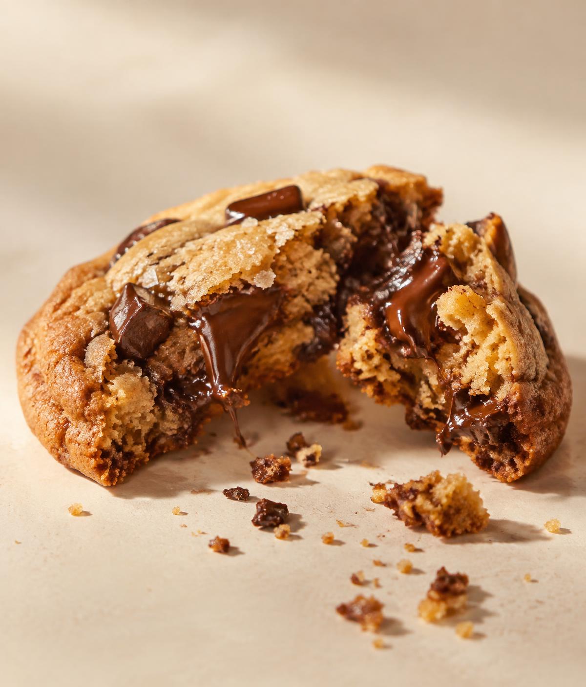 Cookie da Quki partido ao meio com chocolate derretido